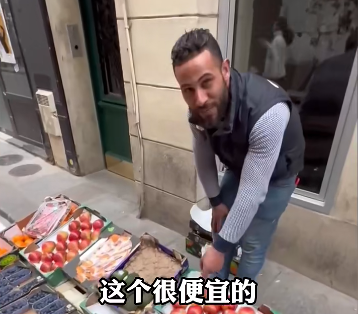 法国巴黎街头 偶遇外国小哥用温州话卖水果