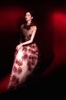 组图：刘诗诗身穿长裙红玫瑰点缀 举止温柔优雅热烈惊艳