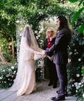 组图：破产姐妹Max演员结婚 在花园举办私人婚礼甜蜜幸福