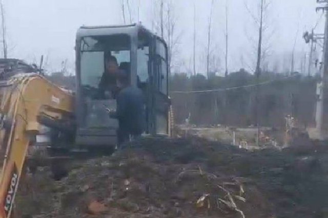 湖北荆门鱼塘主举报村民在农田偷埋工业垃圾 生态环境局：土壤