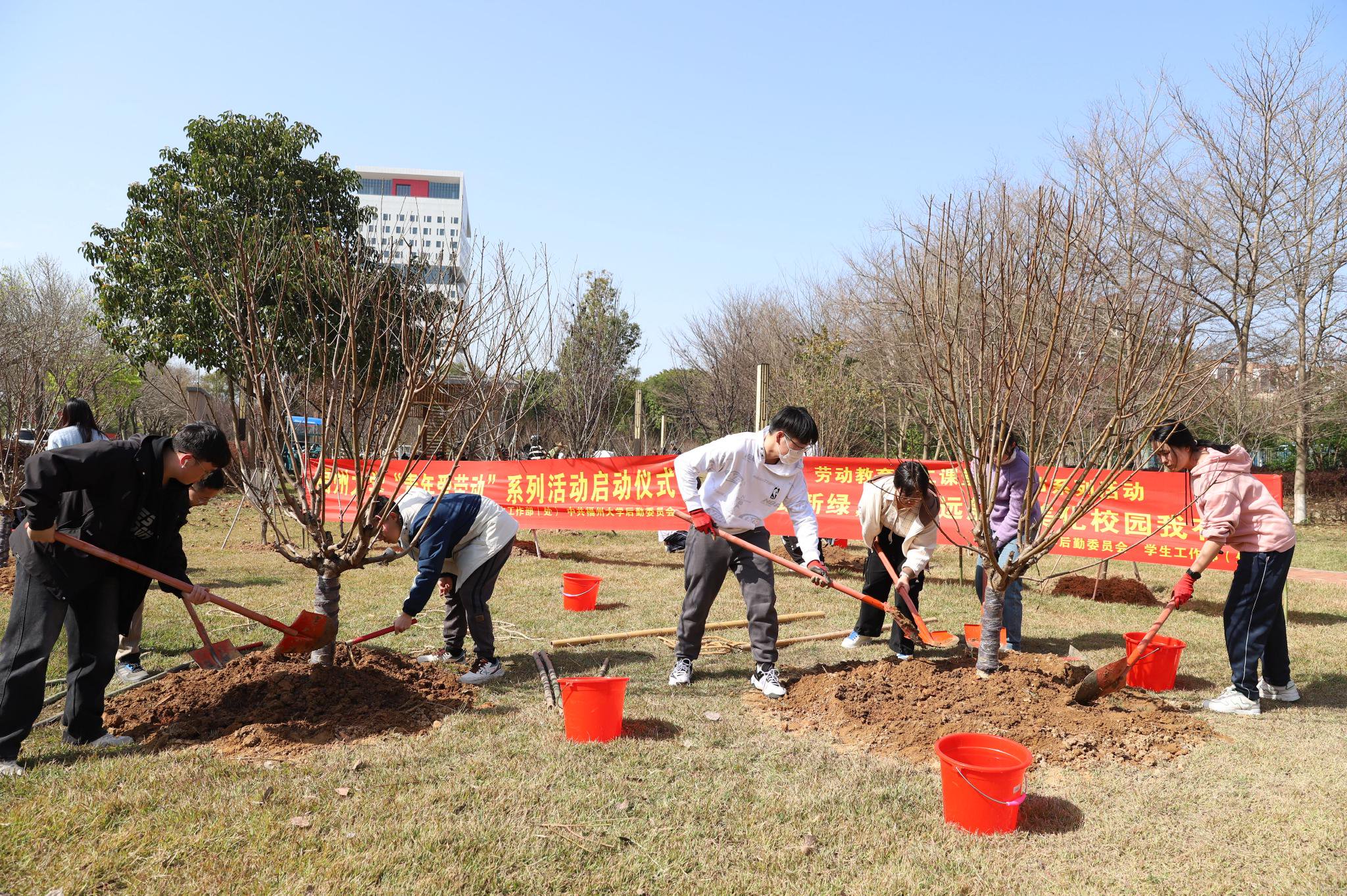 福州大学开展植树节劳动教育系列活动