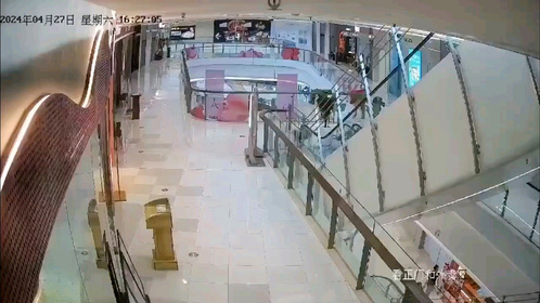 广州南沙环宇城商场，一女子跳楼
4月27日