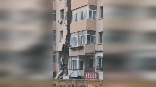 哈尔滨一居民楼，前年就是D级危房，今天这危房开始塌了