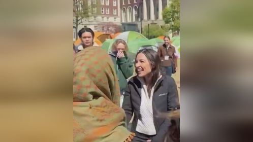 美议员到哥伦比亚大学声援学生 笑嘻嘻的与学生代表握手
