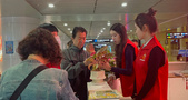 上游新闻志愿者火车北站送服务 助游客五一玩转重庆