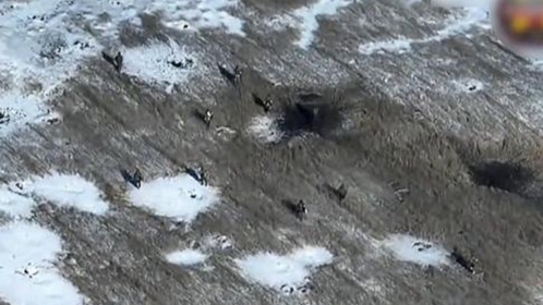 乌军无人机追着阵地上的俄军进行高空投弹