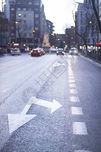 马德里市街西班牙公路交通管制处用箭标出直通和图片