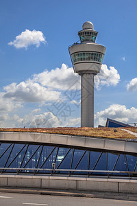 位于一个大型国际机场的空中交通管制塔台图片