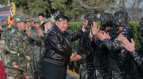 金正恩视察朝鲜人民军坦克部队 与战士亲切握手抚摸其脸颊