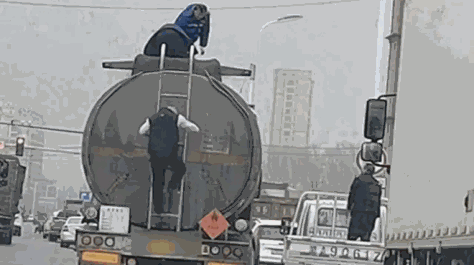 哈尔滨通报“油罐车涉嫌注水后运往外省”：车辆注册地等信息均系外省地市，已报案