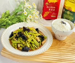 #金龙鱼橄榄油调和油520美食菜谱#木耳炒蒜苔的做法