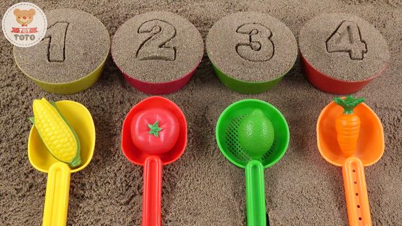 为孩子们玩有趣的沙玩游戏学习蔬菜和水果颜色的英文名称