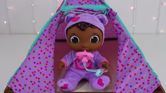 可爱的玩具娃娃背着探险家朵拉的背包去露营
