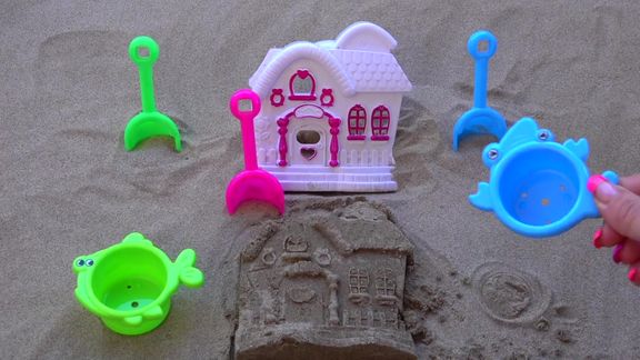 用彩色房子和鲨鱼宝宝玩具玩沙子游戏，学习英语