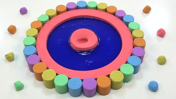 益智手工学颜色，用动感沙和黏液制作圆形水池