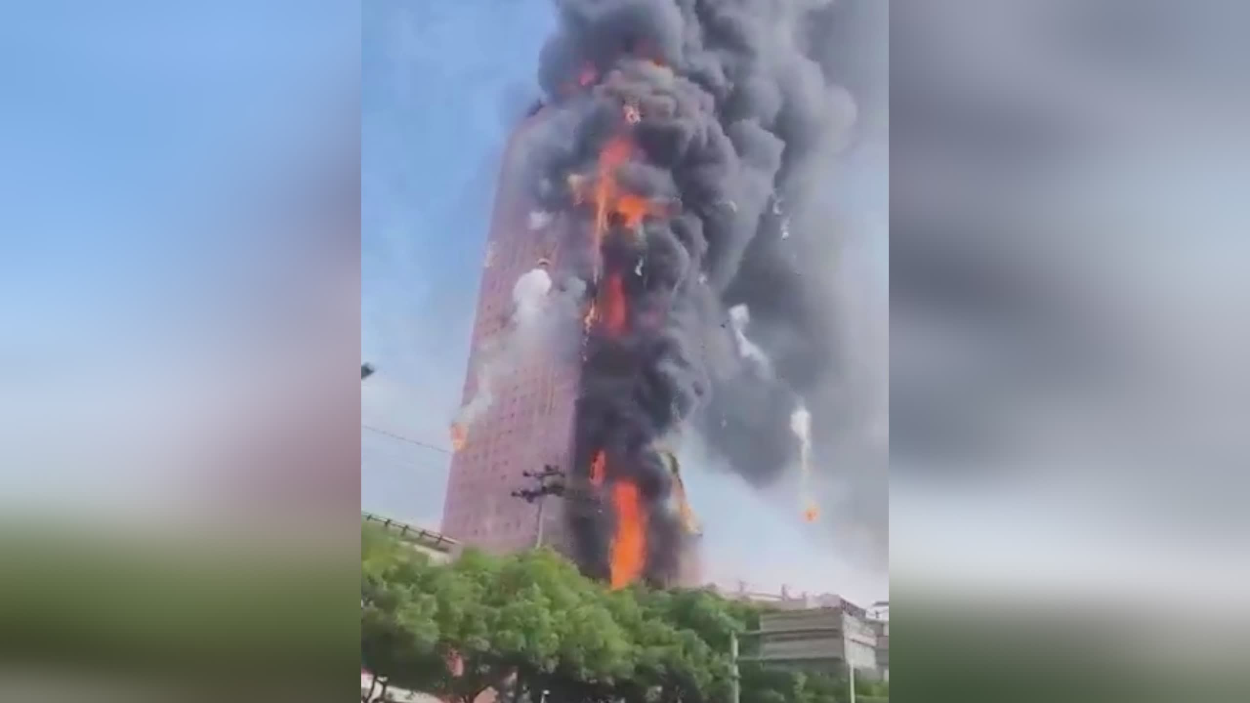 吓人！长沙电信大楼突发大火 物块喷发掉落 内部及多方位视频曝光