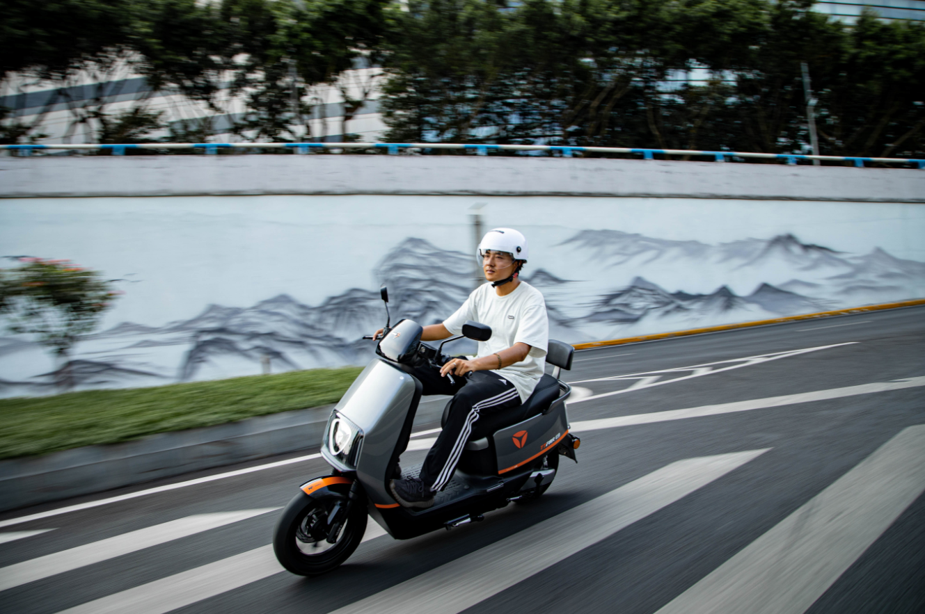 雅迪  E9 PRO  电动摩托车骑行图图片