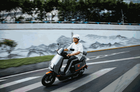 雅迪E9 PRO电动摩托车骑行图图片