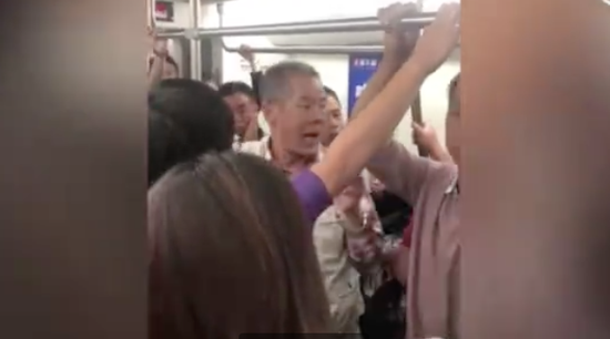 老汉地铁上殴打女子 随后又与两名男乘客打斗被拘