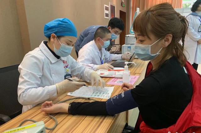 内蒙古援鄂医疗队受邀来武汉赏樱 离开前集体献血