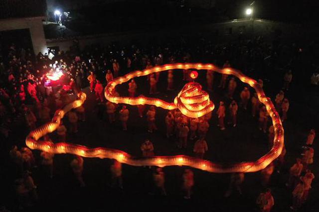 安徽肥东：舞动洋蛇灯 喜庆迎新年