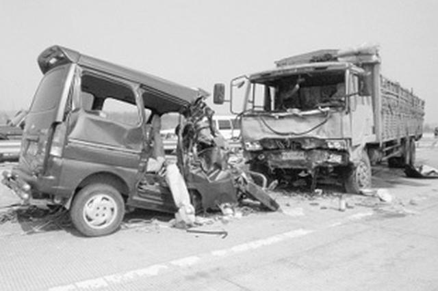 安徽一大货车与面包车相撞 面包车车头被削掉