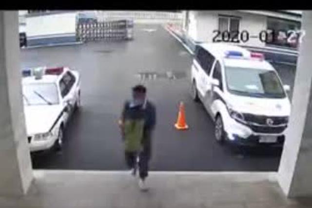 安徽省六安市小伙往警察局送口罩 丢下500口罩就跑